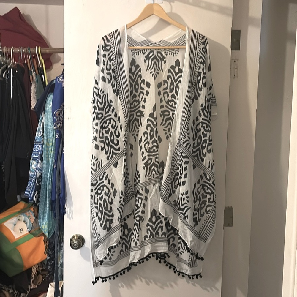 Beautiful kimono black and white, no tags like new.
